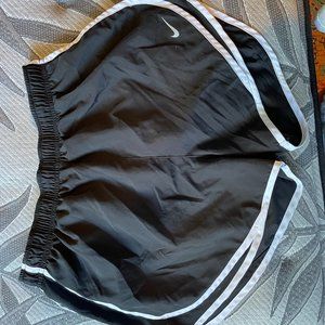 BLACK NIKE WOMENS SHORTS SIZE LARGE